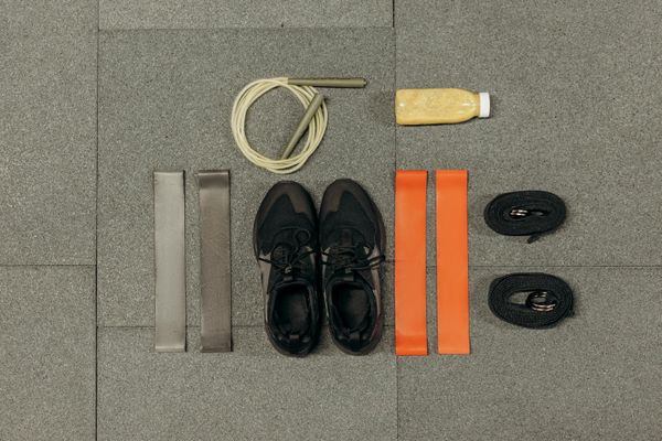 Calendar and gym equipment symbolizing a consistent routine.